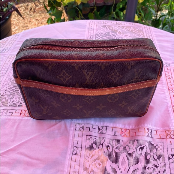 Authentic Louis Vuitton Vintage Monogram Clutch/ Cosmetic /Toiletry Bag Pouch - Picture 1 of 14